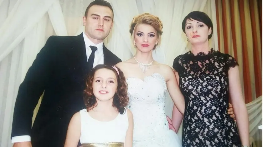 Componenti della famiglia macedone Findo, residente a Cornadella di Sacile e uccisa a Debar, in Macedonia. In mezzo a loro Blerta Pocesta, indagata per omicidio.