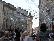 Uno degli artisti di strada che vivacizza il centro città (Lasorte)