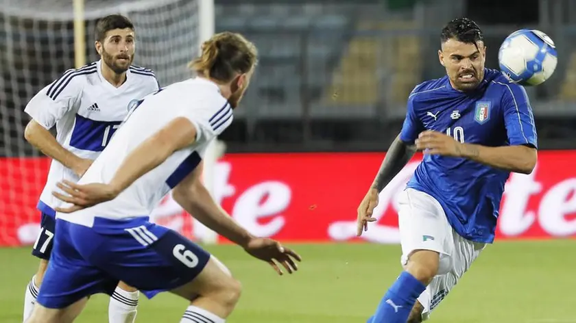 Italy' forward Andrea Petagna (R) in action past San Marino's defender Juri Biordi during the friendly match between Italy and San Marino at Carlo Castellani stadium in Empoli, Italy, 31 May 2017. ANSA/Fabio Muzzi