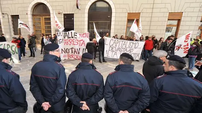 Foto BRUNI TRieste 29.02.12 I NO-TAV MANIFESTANO IN PIAZZA CONTRO L'ARRIVO DI MORETTI AL REVOLTELLA