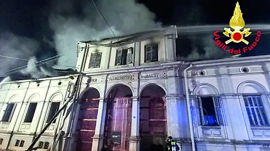 L'incendio scoppiato all’interno del Civico Stabilimento Bagni, costruito tra il 1876 e il 1878: l’edificio era inutilizzato da tempo ma teatro di bivacchi notturni Foto vigili del fuoco e Bumbaca