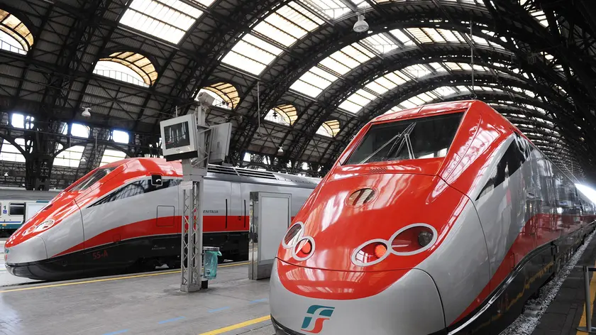 20091113 - MILANO - TRENI: DA OGGI NUOVO TRATTO ALTA VELOCITA'; AUMENTANO PREZZI.. - L'inaugurazione del treno Frecciarossa, il 13 novembre 2009 alla stazione di Milano Centrale. ..Entra in vigore da oggi il nuovo orario delle Ferrovie, il primo con la linea alta velocita' completata, da Torino a..Salerno. La tratta Roma-Milano sara' percorsa in meno di tre ore, in 37 minuti Firenze-Bologna. Aumentano anche le frequenze..dei treni ad alta velocita', ma anche il costo dei biglietti. Ad esempio un biglietto di seconda classe Milano-Roma passa da..75,10 euro a 89 euro; Milano-Bologna 41 euro invece di 37,10. Lecce-Milano 88 euro; Roma-Venezia 73. ..ANSA / DANIEL DAL ZENNARO / DBA