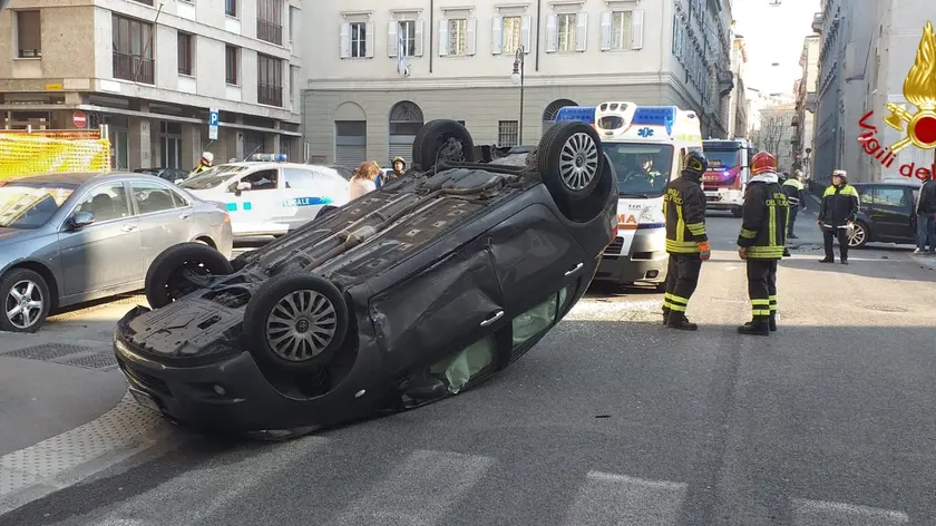 L'auto cappottata in piazza Giotti