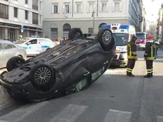 L'auto cappottata in piazza Giotti