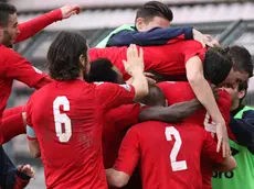 I giocatori dell'Unione Triestina 2012 esultano dopo un gol