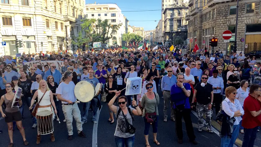 Migliaia in corteo contro la Ferriera (foto Massimo Silvano)