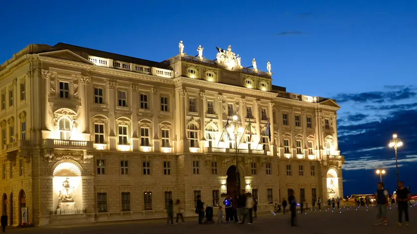 Una suggestiva immagine notturna del Palazzo della Regione in piazza Unità