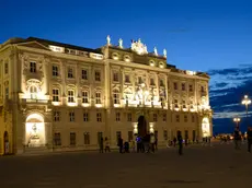 Una suggestiva immagine notturna del Palazzo della Regione in piazza Unità