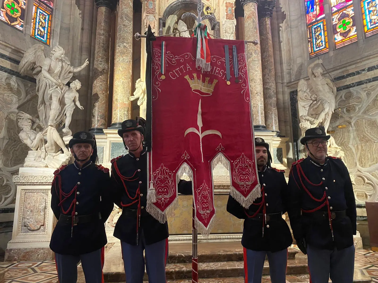 Il gonfalone del Comune di Trieste nel Duomo di Milano
