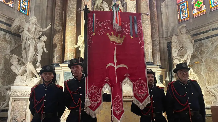 Il gonfalone del Comune di Trieste nel Duomo di Milano