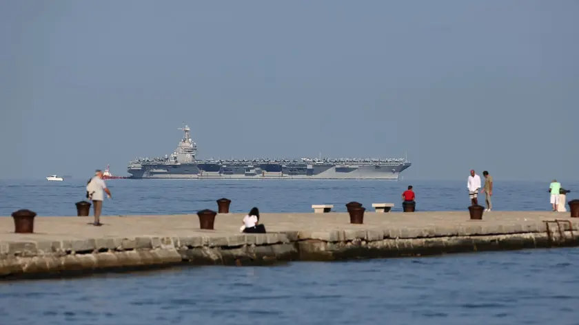 La portaerei in rada a Trieste. Foto Lasorte