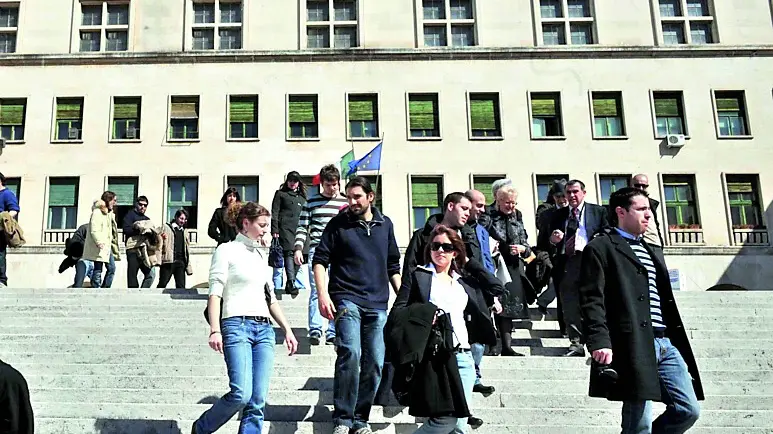 Studenti fuori dall’edificio centrale dell’Università di Trieste (archivio)
