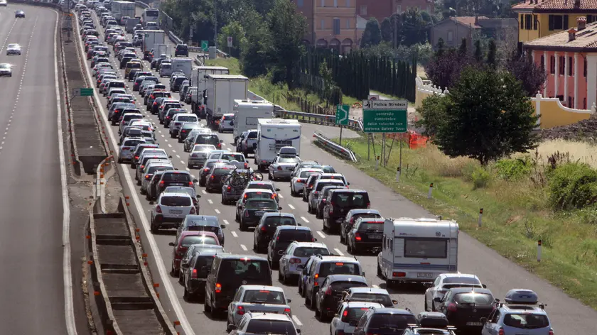 Traffico e incolonnamenti sull'autostrada A14 nel bolognese in una foto d'archivio. ANSA/ GIORGIO BENVENUTI/ DBA