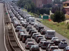 Traffico e incolonnamenti sull'autostrada A14 nel bolognese in una foto d'archivio. ANSA/ GIORGIO BENVENUTI/ DBA