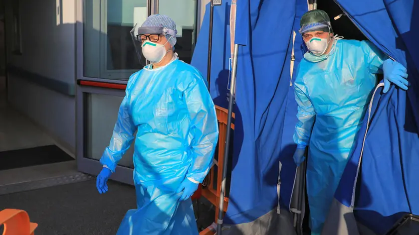 L’ingresso dell’ospedale San Giovanni di Dio di Gorizia, con la tenda che fa da filtro: il nosocomio ospiterà un reparto di terapia intensiva per accogliere i malati gravi di coronavirus