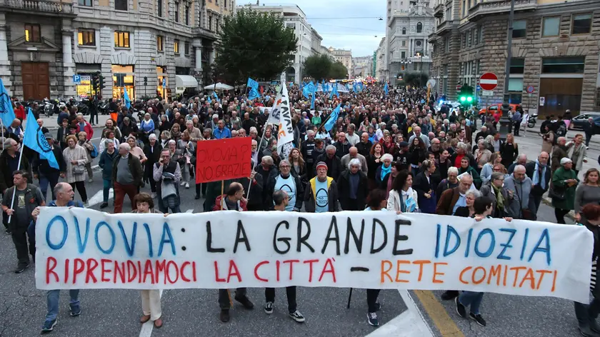 Il corteo contro l'ovovia (Lasorte)