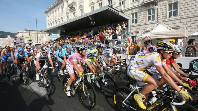 Lasorte Trieste 10/05/09 - Giro d'Italia, Tappa Jesolo Trieste, Maglia Rosa Cavendish in gruppo