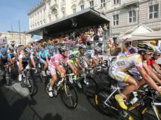 Lasorte Trieste 10/05/09 - Giro d'Italia, Tappa Jesolo Trieste, Maglia Rosa Cavendish in gruppo