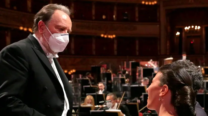 06/12/2020 Milano, prima della Scala con lo spettacolo A Riveder le Stelle, nella foto il direttore d'orchestra con il soprano Lisette Oropesa