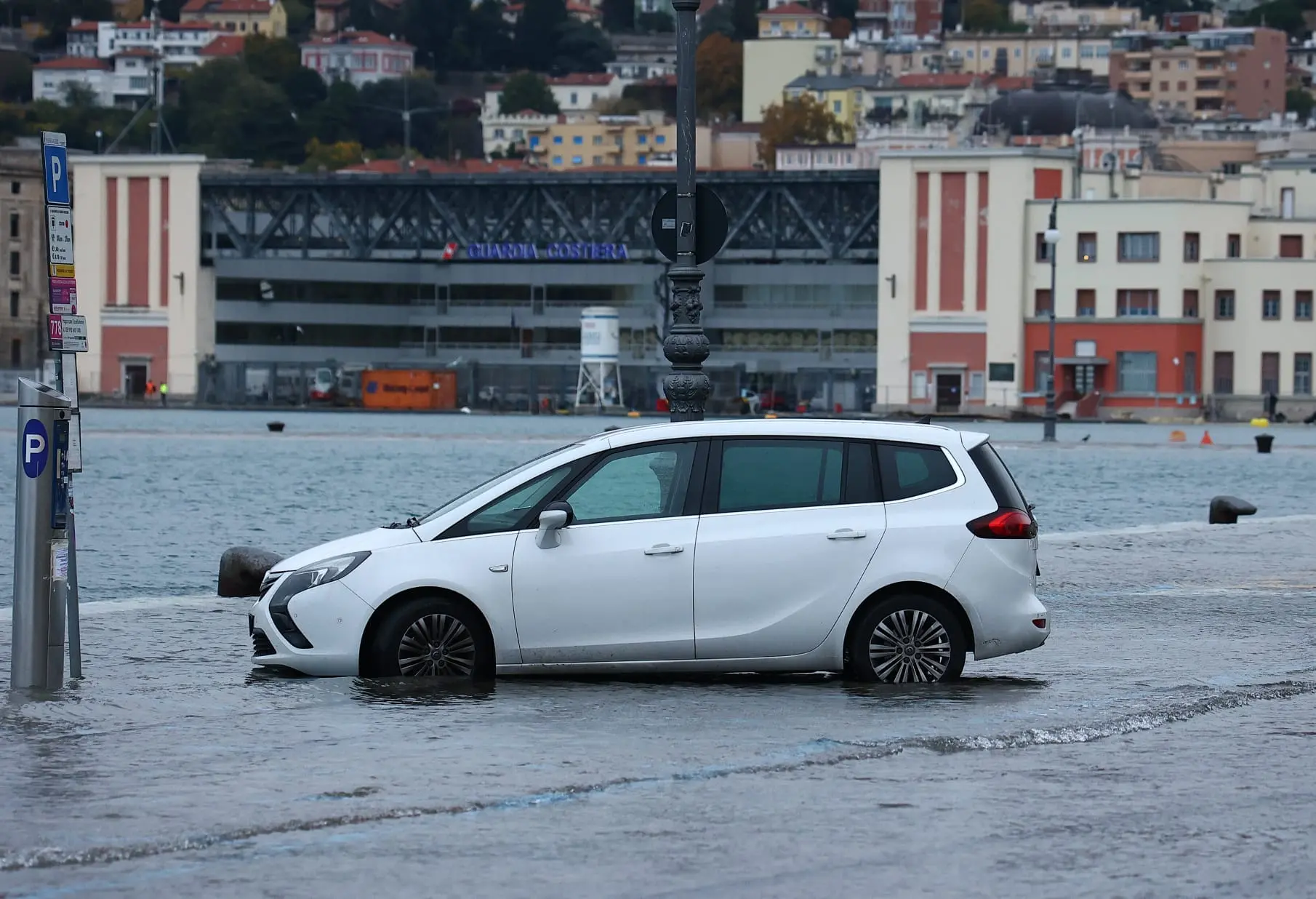 Nelle foto di Andrea Lasorte e Massimo Silvano, le rive di Trieste e la zona di Ponterosso alle prese con l'acqua alta.