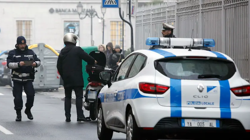 Un controllo della polizia locale