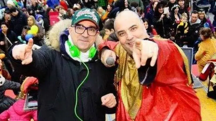 Pappo dj (a sinistra) con il collega Mauro Manni a Carnevale in piazza Unità