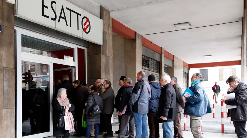 Silvano Trieste 14/12/2015 Esatto, la fila di persone in attesa