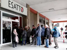 Silvano Trieste 14/12/2015 Esatto, la fila di persone in attesa