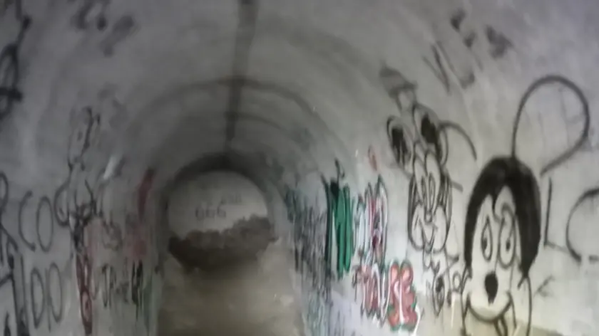 L'interno del bunker deturpato dai vandali