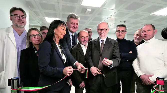 Il taglio del nastro affidato alle autorità presenti all’inaugurazione e nelle altre immagini alcuni degli interni e dei macchinari in dotazione al nuovo reparto Cardio-pneumo-diabetologico. FOTOSERVIZIO DI KATIA BONAVENTURA