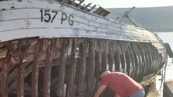 Il pescatore Fabijanić mentre sega il suo peschereccio