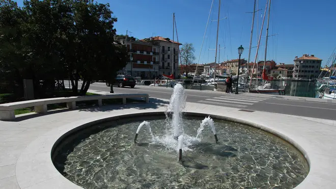 Bonaventura Monfalcone-14.04.2013 Fontana all'imbocco del porto-Grado-foto di Katia Bonaventura