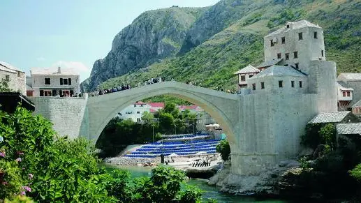 20040723-MOSTAR, POL : BOSNIA: RESTITUITO AL MONDO IL VECCHIO PONTE DI MOSTAR- Una veduta del vecchio ponte Stari Most nella citta' di Mostar, oggi in occasione della sua inaugurazione. Il famoso ponte ottomano era stato distrutto dai croati nel novembre 1993. FILIPPO MONTEFORTE/ANSA/MP