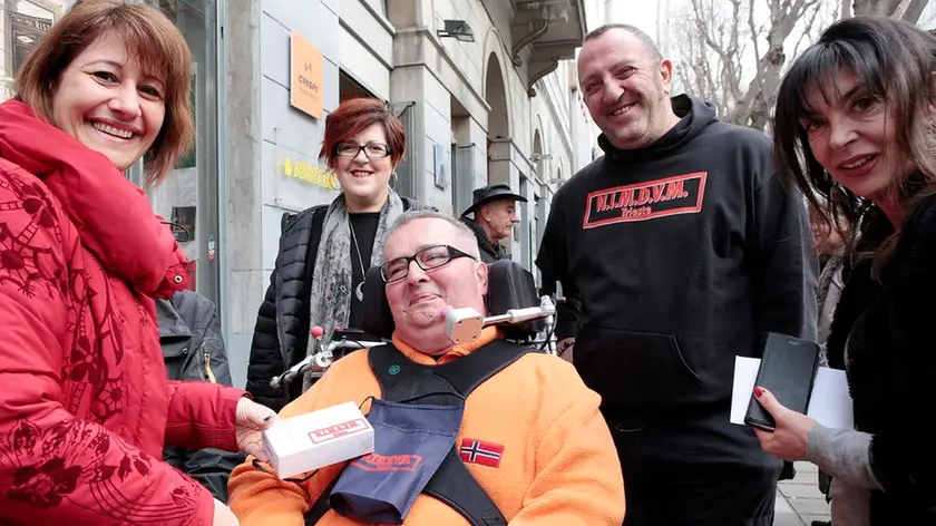 Silvano Trieste 18/03/2017 N.I.M.D.V.M. La consegna del telefonino nuovo al disabile vittima del furto