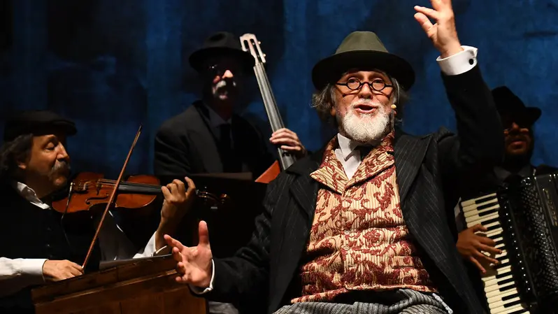 SPETTACOLI BRESCIA TEATRO SOCIALE MONI OVADIA DIO RIDE NELLA FOTO SCENA 4/07/2018 REPORTER FAVRETTO