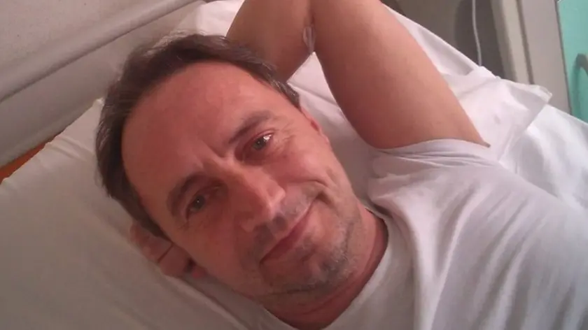Il selfie scattato da Igor Gabrovec nel suo letto al reparto Infettivi dell’ospedale Maggiore a Trieste
