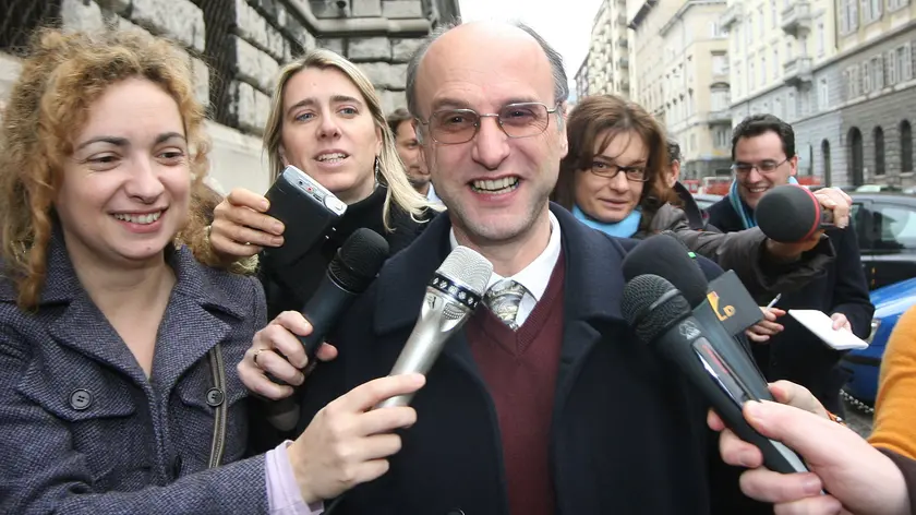 L'ingegnere Elvo Zornitta intervistato all'esterno del tribunale di Trieste, in una immagine del 10 ottobre 2006. "Mi ero quasi convinto che la giustizia non esistesse, invece la sentenza di stasera ha confermato che mi sbagliavo". Lo ha detto all'ANSA Elvo Zornitta, commentando la sentenza dell'appello-bis sulla manomissione del lamierino nelle indagini su Unabomber. ANSA/ ANDREA LASORTE