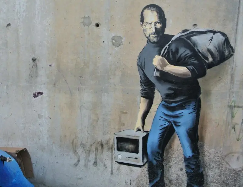 A Trieste il Salone degli Incanti, in Riva Nazario 1, si prepara ad accogliere una mostra non autorizzata di Banksy, “The Great Communicator (Unauthorized exhibition)”, che sarà visitabile dal 25 novembre al 10 aprile 2023. La mostra, curata da Gianni Mercurio, raccoglie una sessantina di opere, tra illustrazioni, video e oggetti dell'artista, la cui identità rimane sconosciuta. Ecco una carrellata delle sue opere
