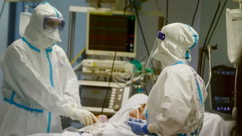 Foto Cecilia Fabiano/ LaPresse 03 Novembre 2020 Roma (Italia) Cronaca : Reparto di Terapia Intensiva del San Filippo Neri Nella Foto : operatori sanitari al lavoro Photo Cecilia Fabiano/LaPresse November 03 , 2020 Roma (Italy) News : Intensive Therapy of San Filippo Neri Hospital In The Pic : Health workers in the new Covid Intensive Therapy