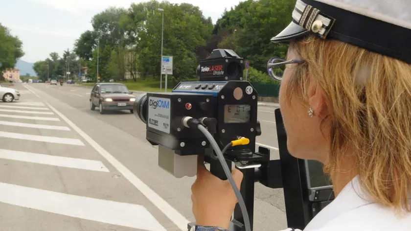 Vigili urbani all’opera: controlli con il telelaser. (foto Pierluigi Bumbaca)