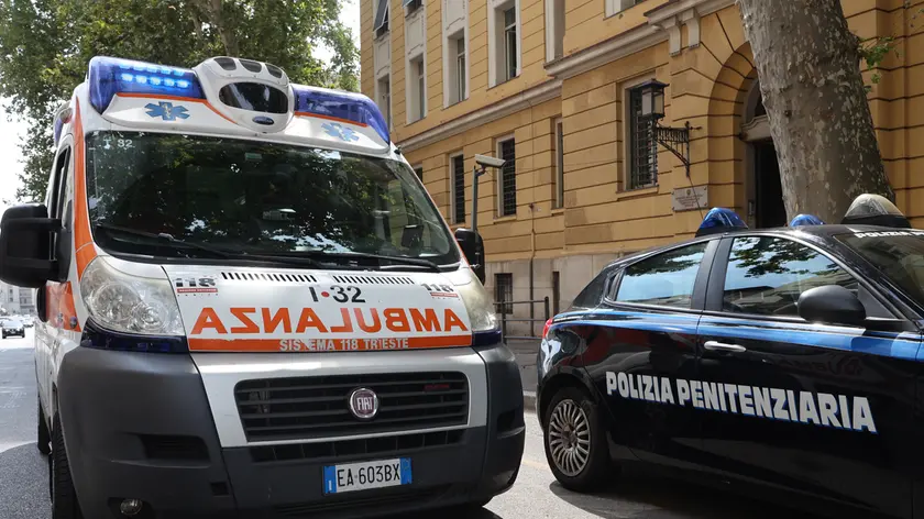 Un'ambulanza davanti al carcere del Coroneo (Lasorte)