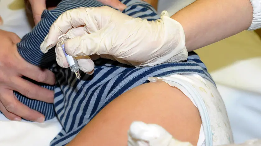 Un bambino sottoposto a vaccinazione in un'immagine d'archivio. ANSA/DANIEL DAL ZENNARO/i52-gid