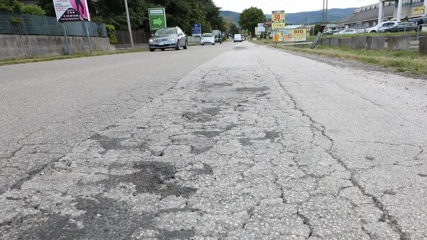 Via Terza Armata è ridotta da tempo a una distesa di buche Foto Pierluigi Bumbaca