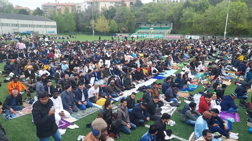 La festa islamica di ieri mattina sul campo di calcio di via Felluga. Francesco Bruni