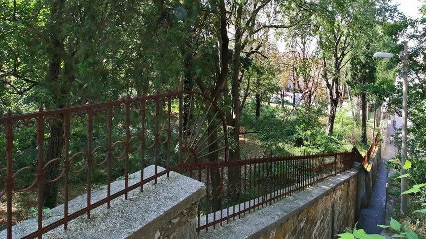 Uno scorcio del giardino di Villa Necker visto da viale Terza armata. Dopo anni di annunci e promesse potrebbe avvicinarsi davvero il momento dell’apertura al pubblico