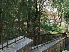 Uno scorcio del giardino di Villa Necker visto da viale Terza armata. Dopo anni di annunci e promesse potrebbe avvicinarsi davvero il momento dell’apertura al pubblico