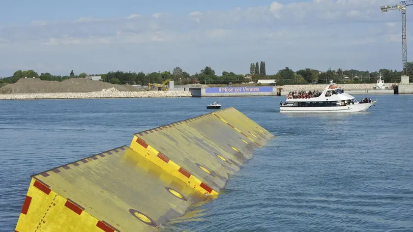 Le paratoie del Mose emergono a una delle bocche di porto della laguna di Venezia