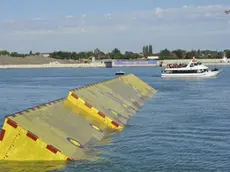 Le paratoie del Mose emergono a una delle bocche di porto della laguna di Venezia