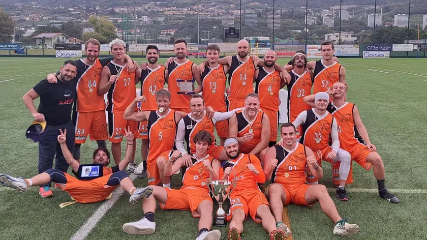Foto di gruppo per i Refoli dopo il successo