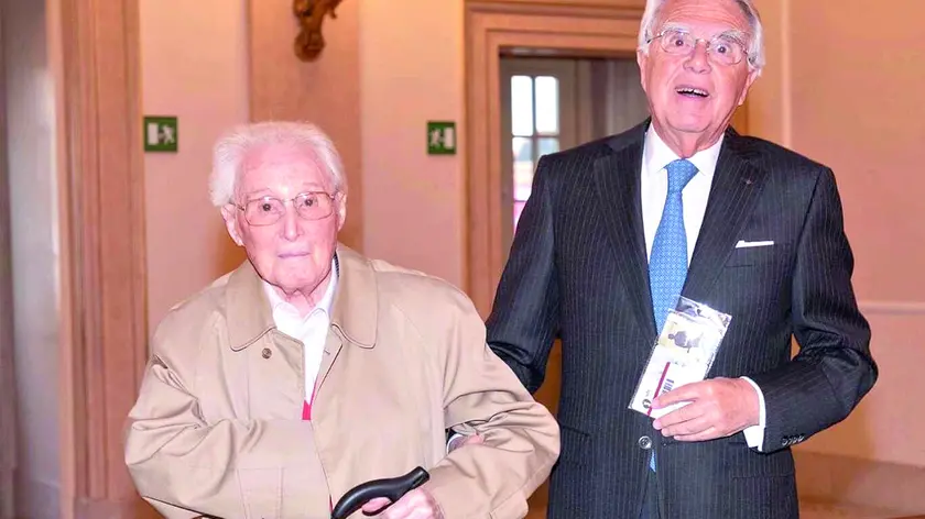 Nello Gonzini (a destra) con il violinista Zanettovich del Trio di Trieste